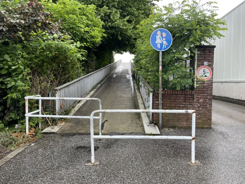 Auffahrt zur Fußgängerbrücke, die die Stadtteile Leegmeer und Speelberg mit den Gewerbegebieten verbindet. Auffahrt zur Fußgängerbrücke, die die Stadtteile Leegmeer und Speelberg mit den Gewerbegebieten verbindet.