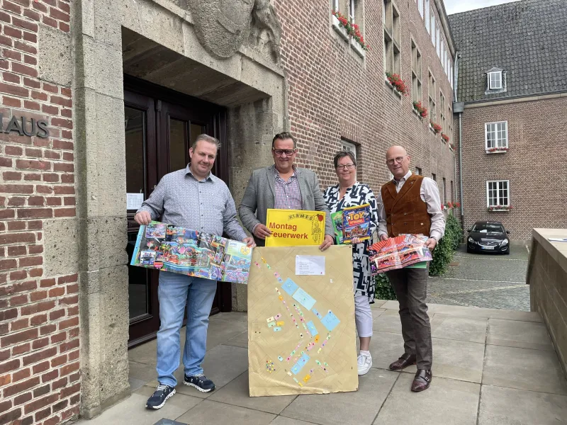 Freuen sich auf die Kirmes 2025: die Schaustellervertreter Mark Eul und Dirk Janßen, "Kirmes-Architektin" Gaby Tebaay und Bürgermeister Peter Hinze (v.l.n.r.) Freuen sich auf die Kirmes 2025: die Schaustellervertreter Mark Eul und Dirk Janßen, "Kirmes-Architektin" Gaby Tebaay und Bürgermeister Peter Hinze (v.l.n.r.)