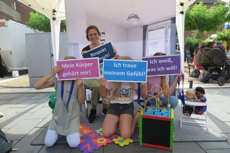 Mit einem Aktionsstand auf dem Feierabendmarkt wurde auf das Thema sexualisierte Gewalt bei Kindern und Jugendlichen aufmerksam gemacht.