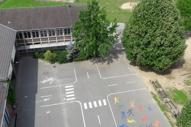 Regenbogenschule in Hüthum aus der Luft Regenbogenschule in Hüthum aus der Luft