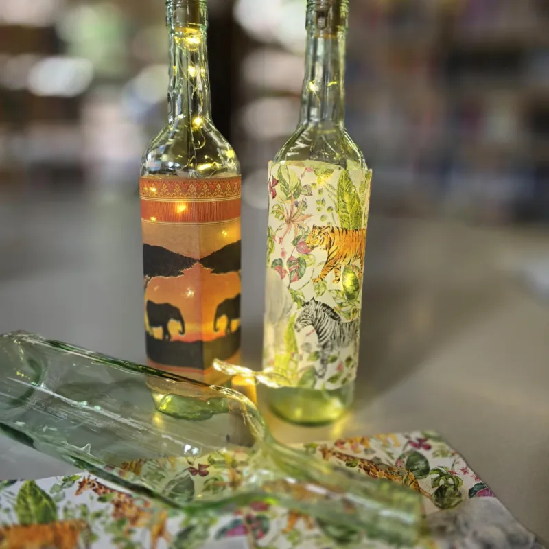 Partyleuchten aus Glasflaschen mit Safari Motiven 