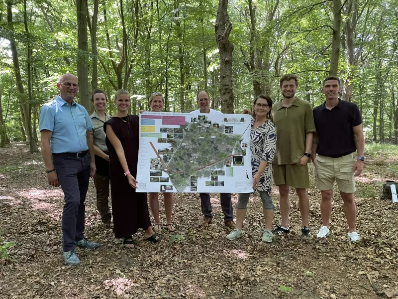 Gaben den Startschuss für den Waldspielplatz: Bürgermeister Peter Hinze, Christin Günther, Rabea Gosens, Regina Pommerin, Oliver Schmidt, Jenny Humrich, Julian Bruckmann (Stiftungsratsmitglied) und Robin Gosens (v.l.).