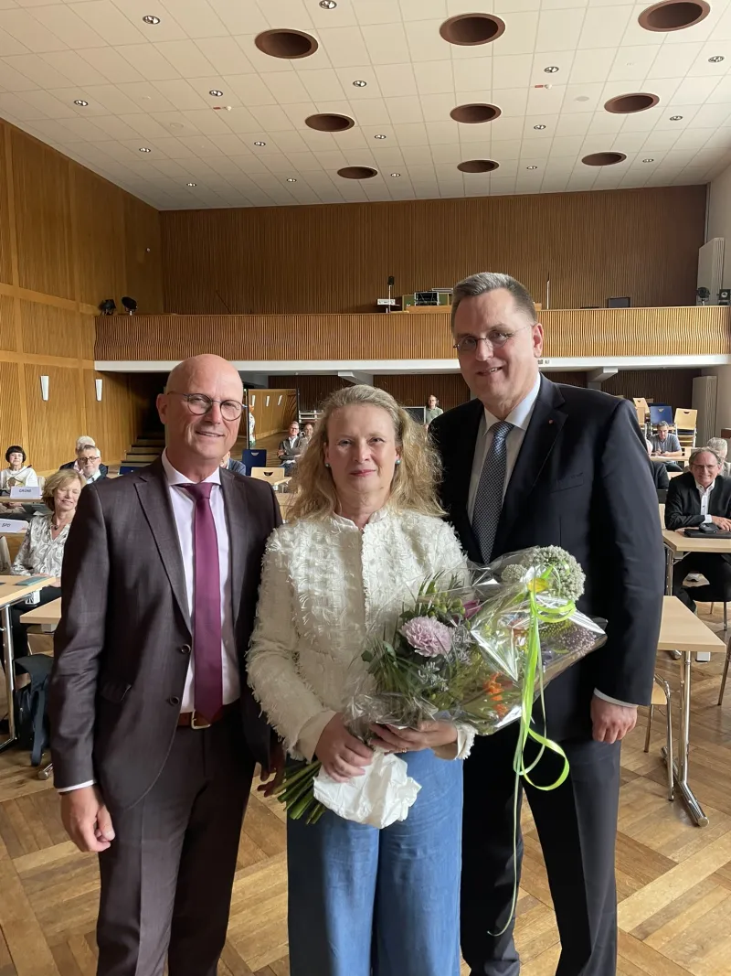 Bürgermeister Peter Hinze verabschiedete Dr. Stefan Wachs (r.) in den Ruhestand. Mit dabei Wachs Ehefrau Daniela (Bildmitte). Bürgermeister Peter Hinze verabschiedete Dr. Stefan Wachs (r.) in den Ruhestand. Mit dabei Wachs Ehefrau Daniela (Bildmitte).